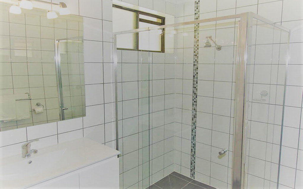 deluxe queen room with bush view